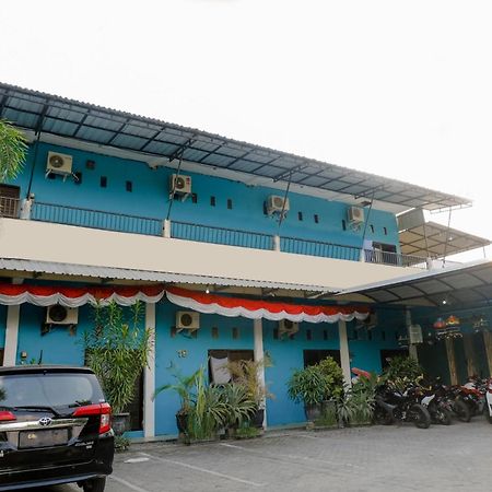 Vaccinated Staff -OYO 1784 Hj Aniek Residence Madiun Exterior foto