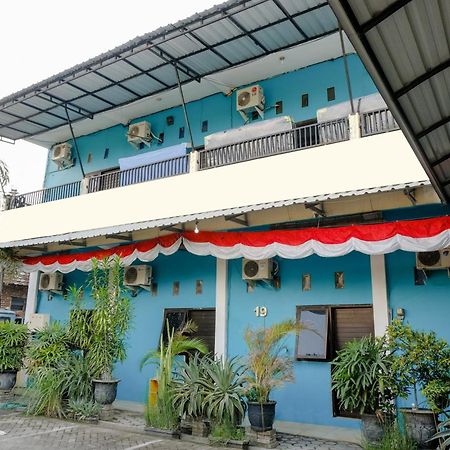 Vaccinated Staff -OYO 1784 Hj Aniek Residence Madiun Exterior foto
