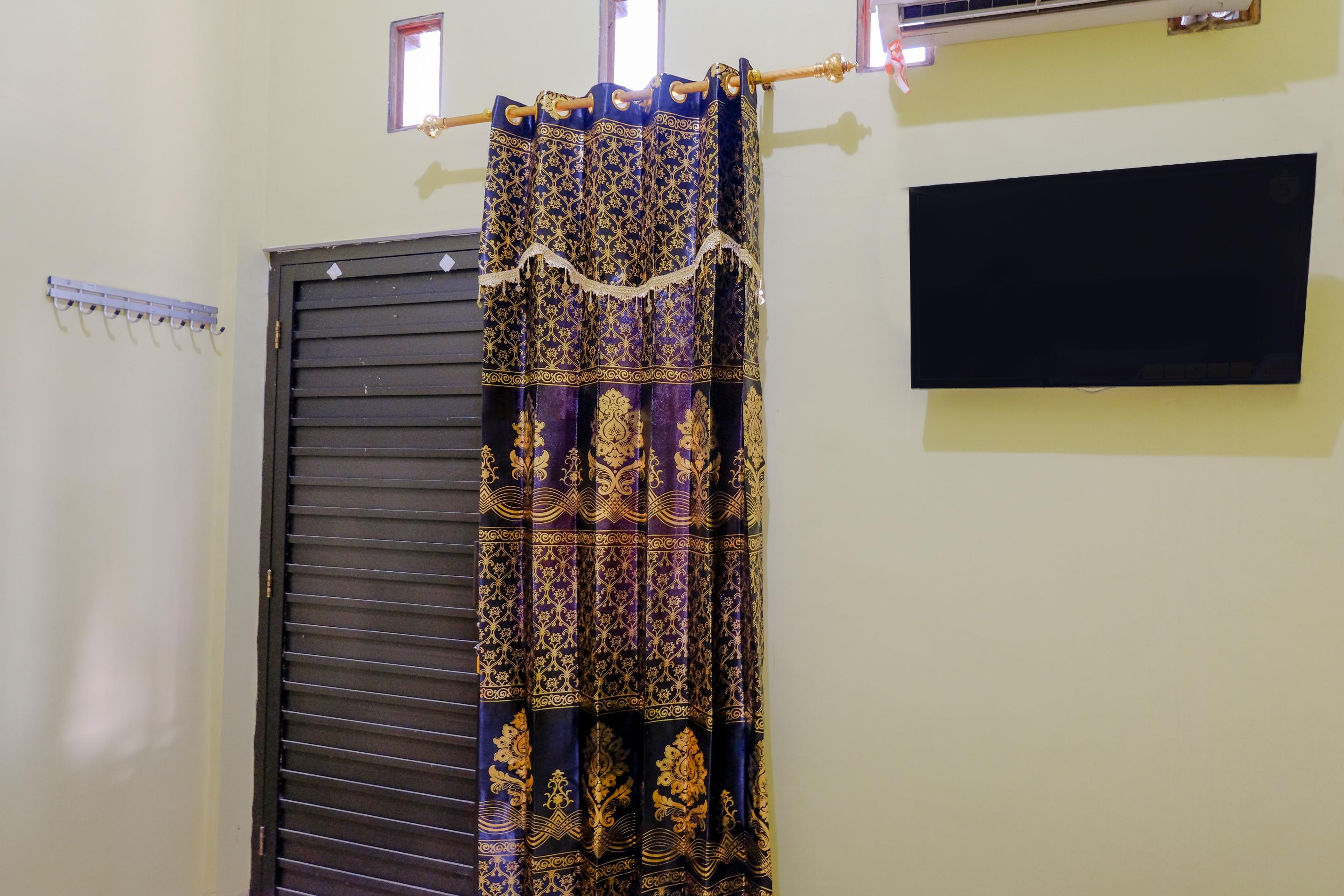 Vaccinated Staff -OYO 1784 Hj Aniek Residence Madiun Exterior foto