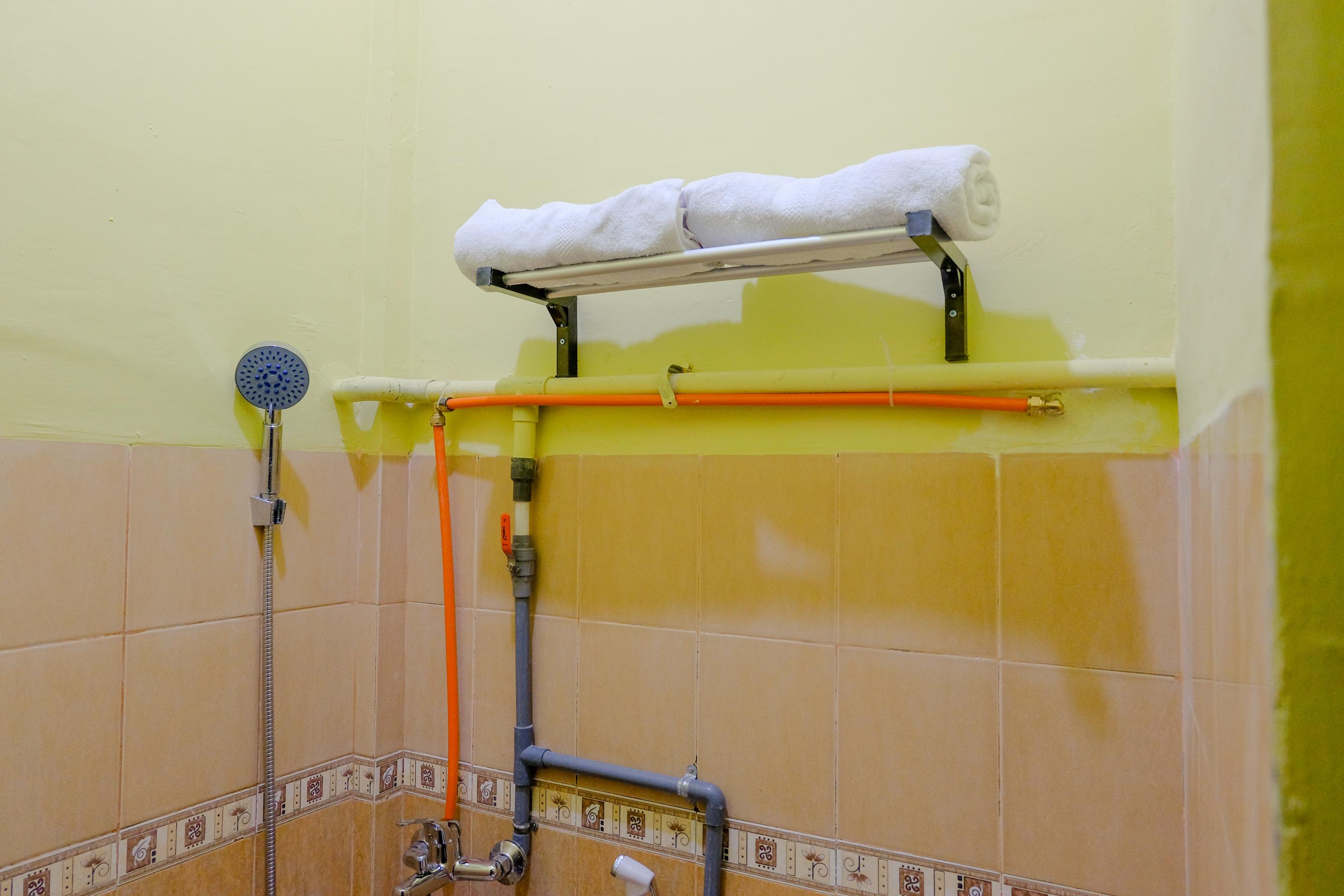Vaccinated Staff -OYO 1784 Hj Aniek Residence Madiun Exterior foto