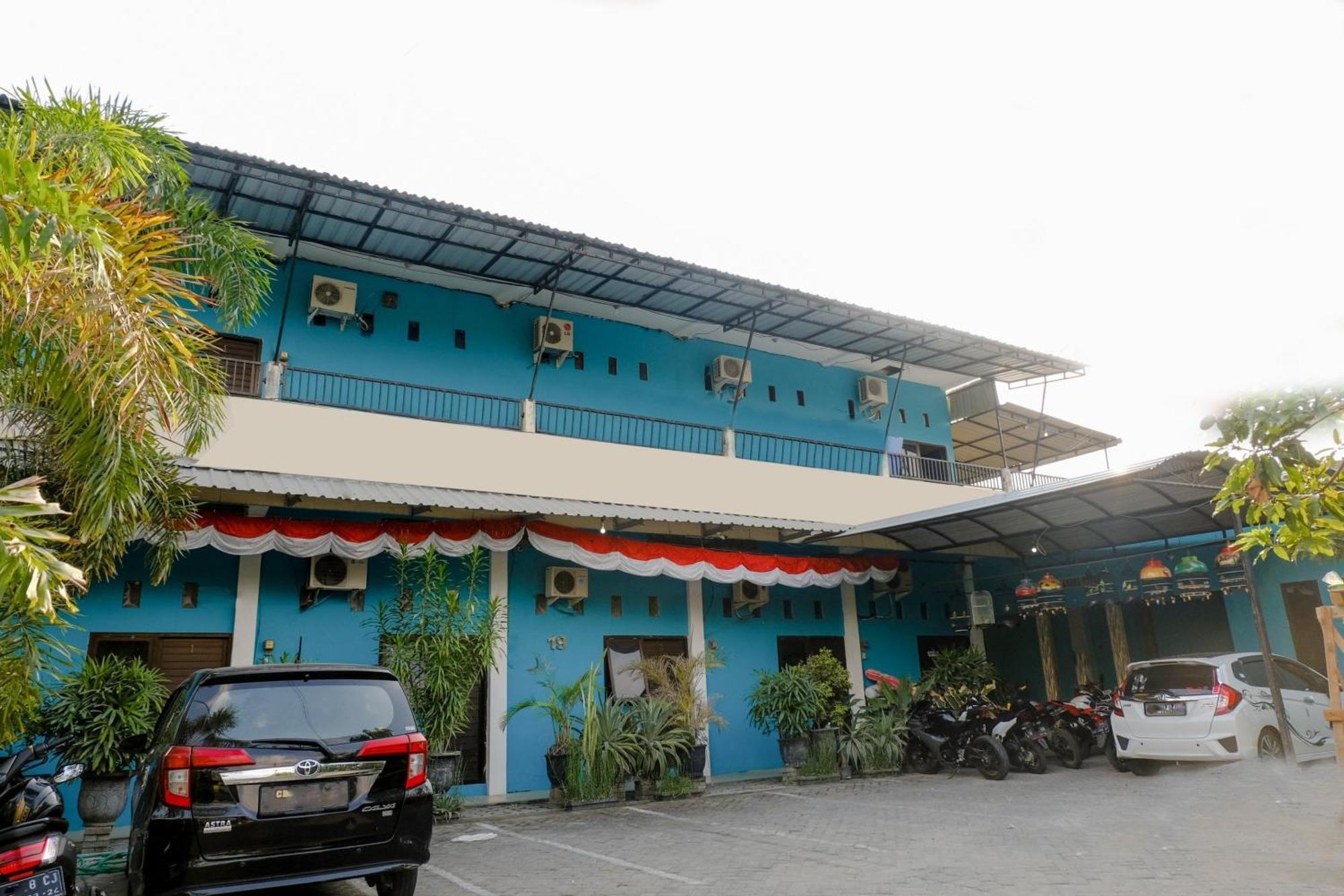 Vaccinated Staff -OYO 1784 Hj Aniek Residence Madiun Exterior foto
