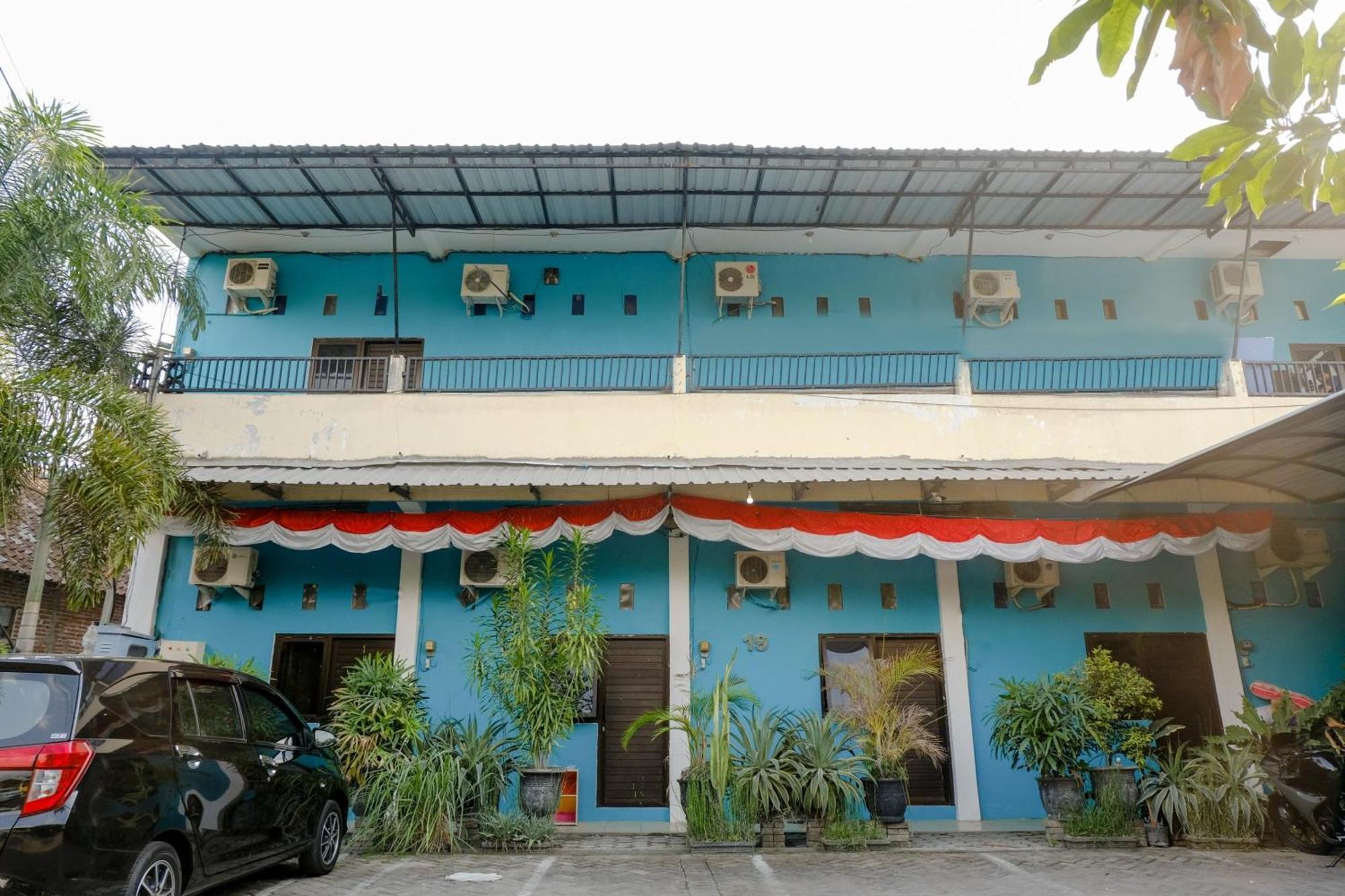 Vaccinated Staff -OYO 1784 Hj Aniek Residence Madiun Exterior foto