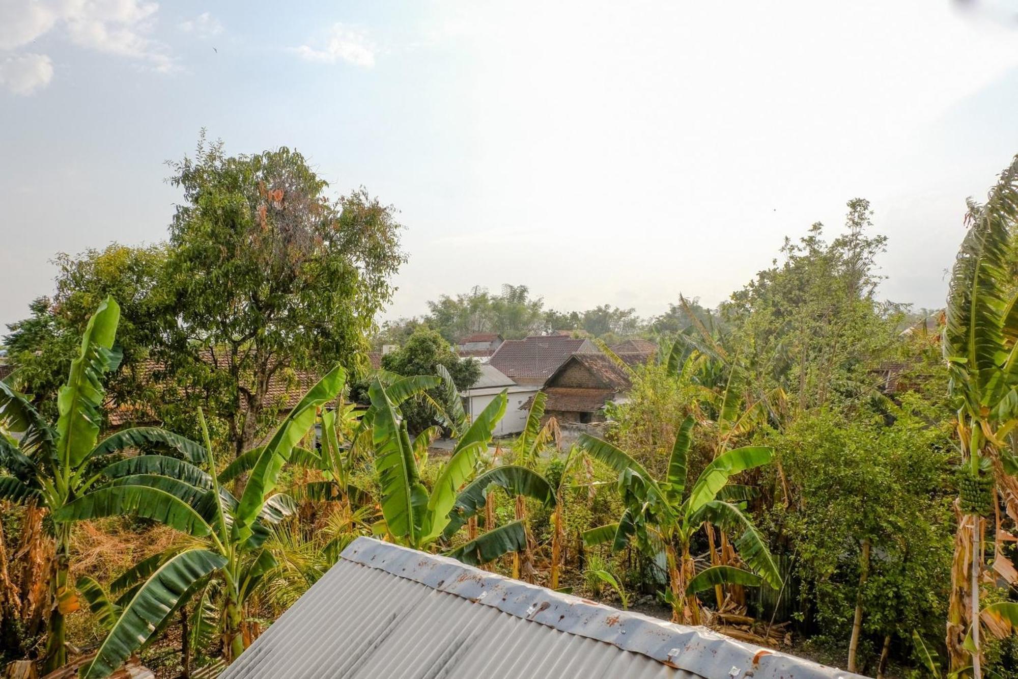 Vaccinated Staff -OYO 1784 Hj Aniek Residence Madiun Exterior foto