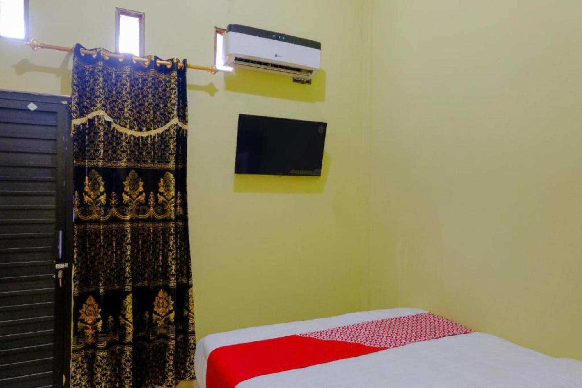 Vaccinated Staff -OYO 1784 Hj Aniek Residence Madiun Exterior foto