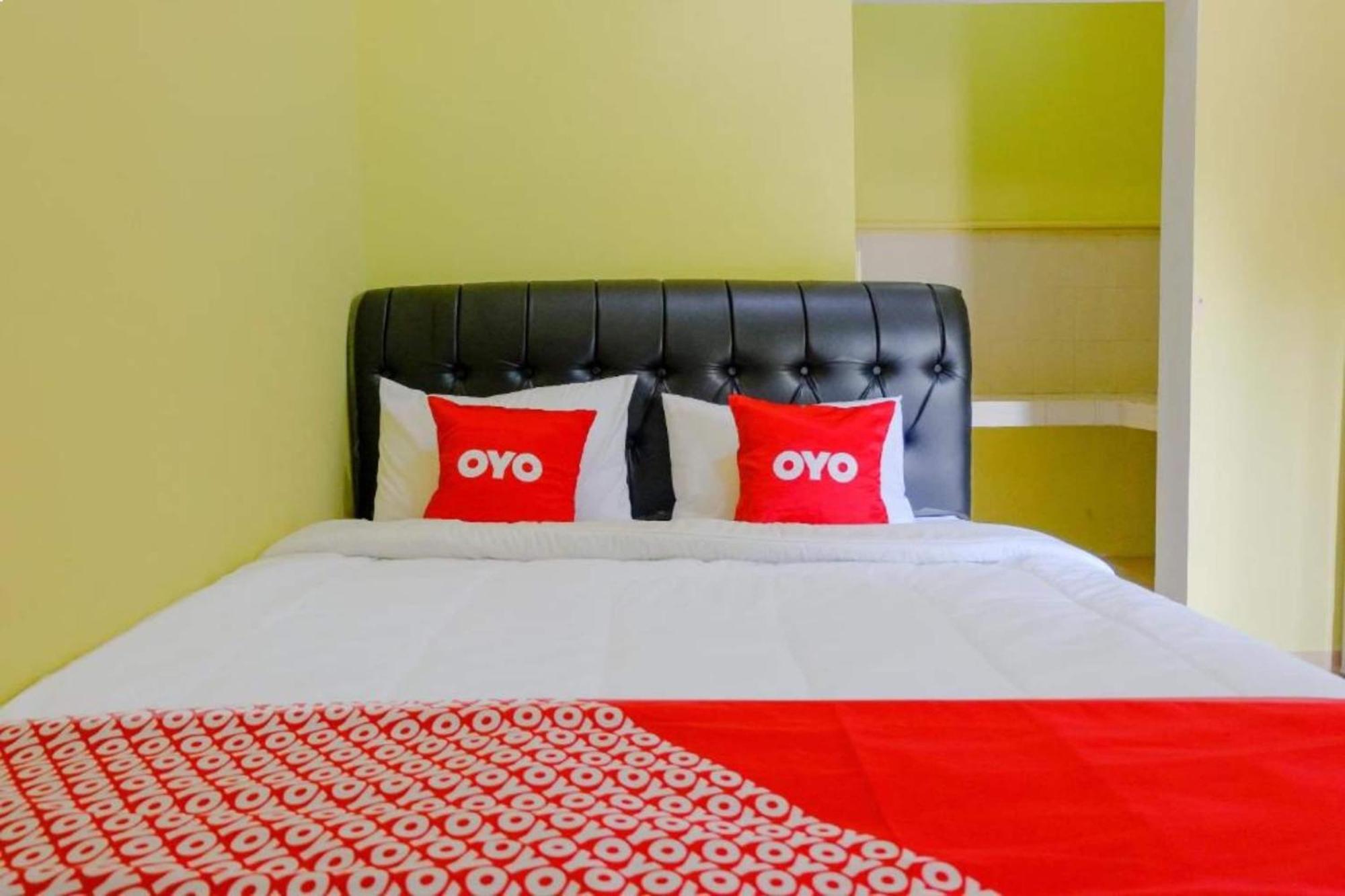 Vaccinated Staff -OYO 1784 Hj Aniek Residence Madiun Exterior foto