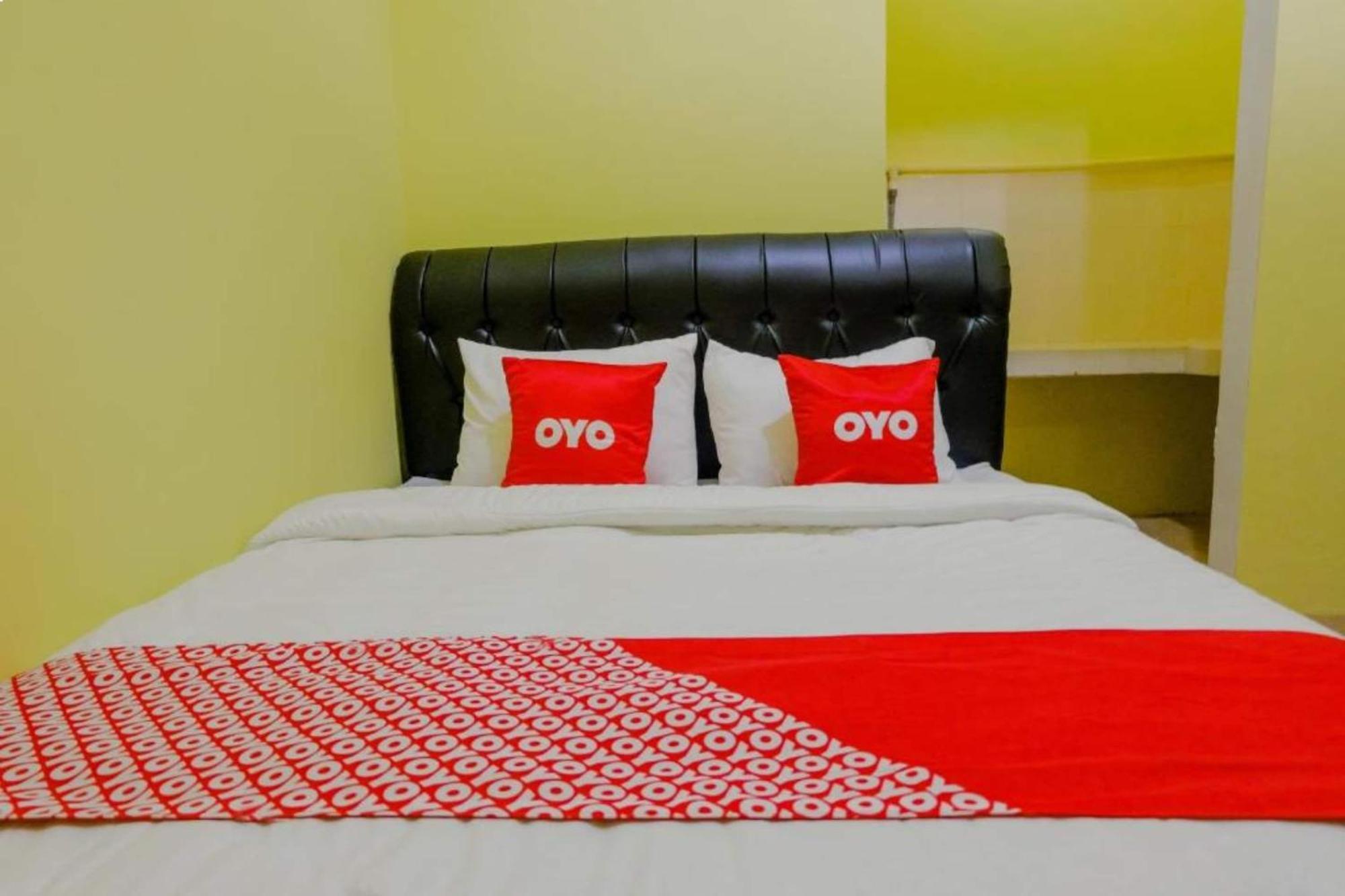 Vaccinated Staff -OYO 1784 Hj Aniek Residence Madiun Exterior foto