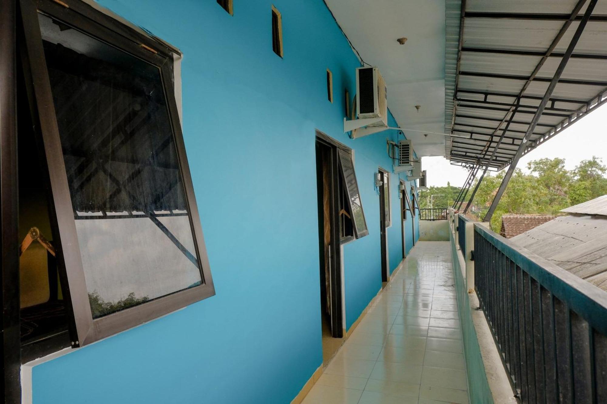 Vaccinated Staff -OYO 1784 Hj Aniek Residence Madiun Exterior foto