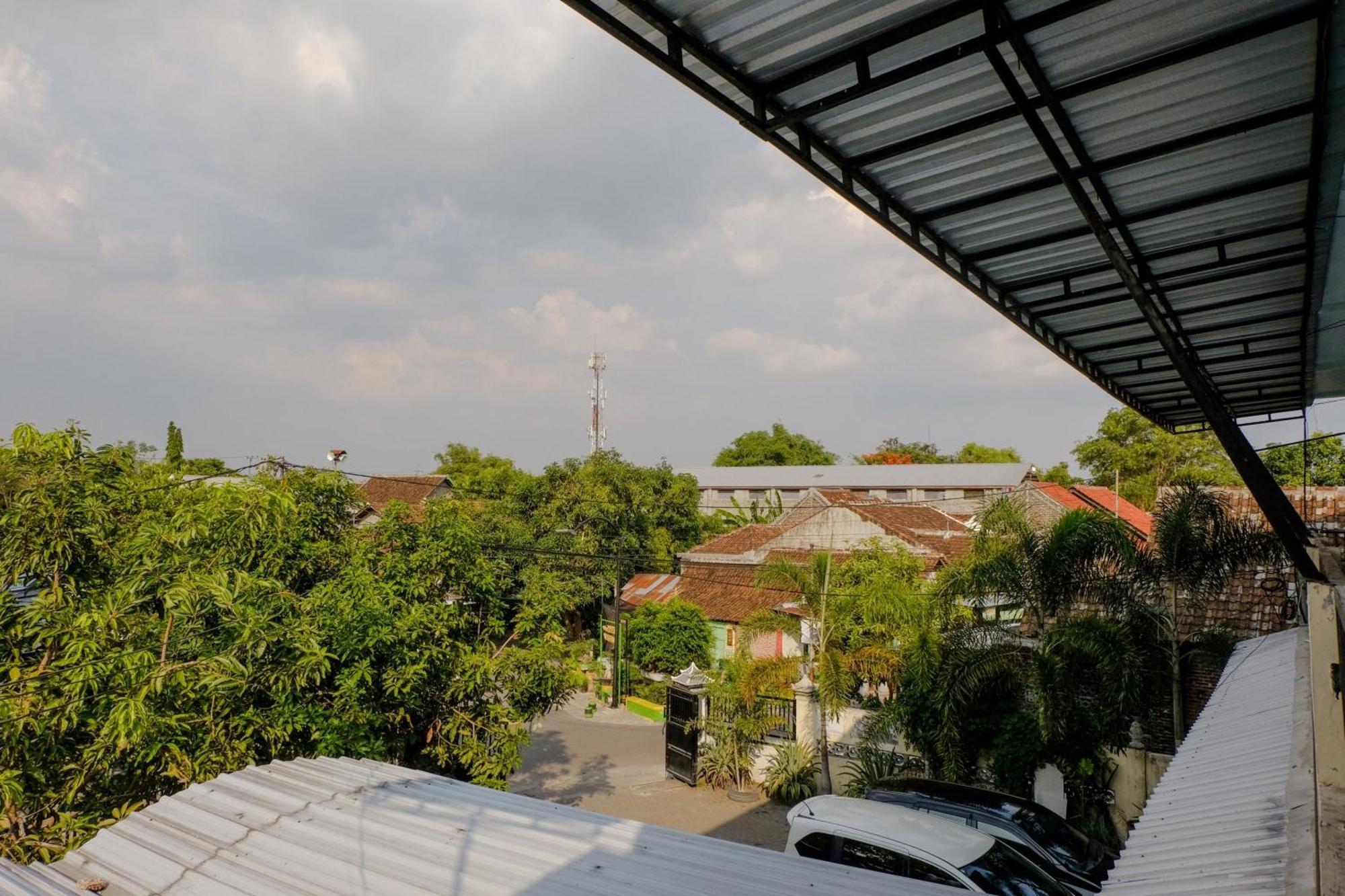 Vaccinated Staff -OYO 1784 Hj Aniek Residence Madiun Exterior foto