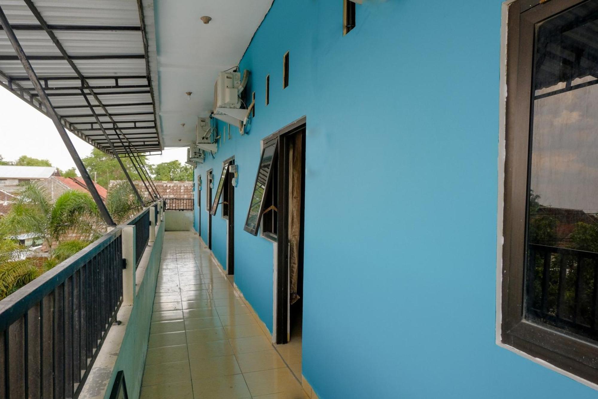 Vaccinated Staff -OYO 1784 Hj Aniek Residence Madiun Exterior foto