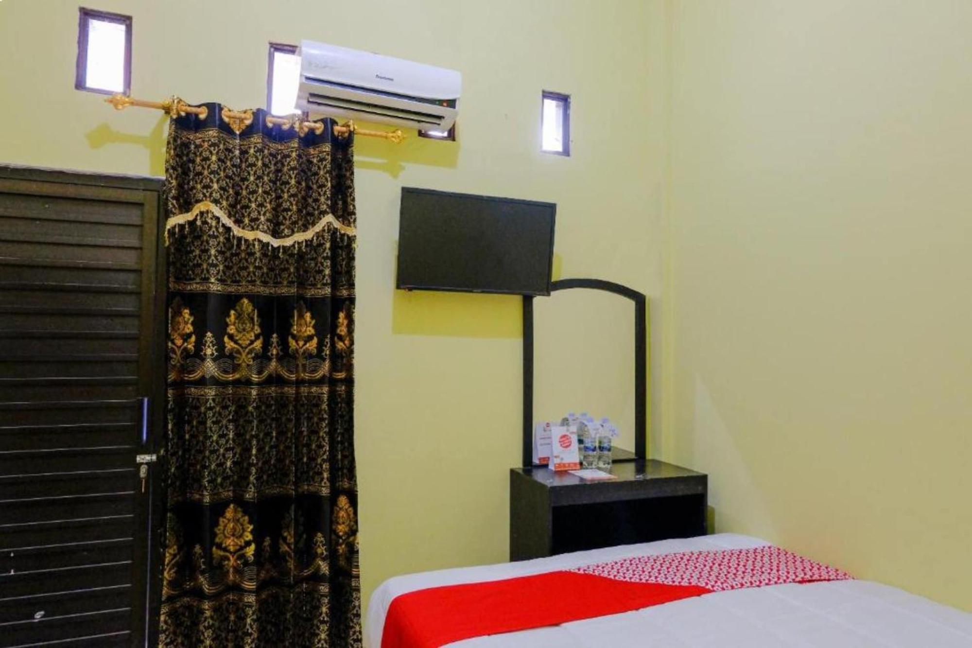 Vaccinated Staff -OYO 1784 Hj Aniek Residence Madiun Exterior foto