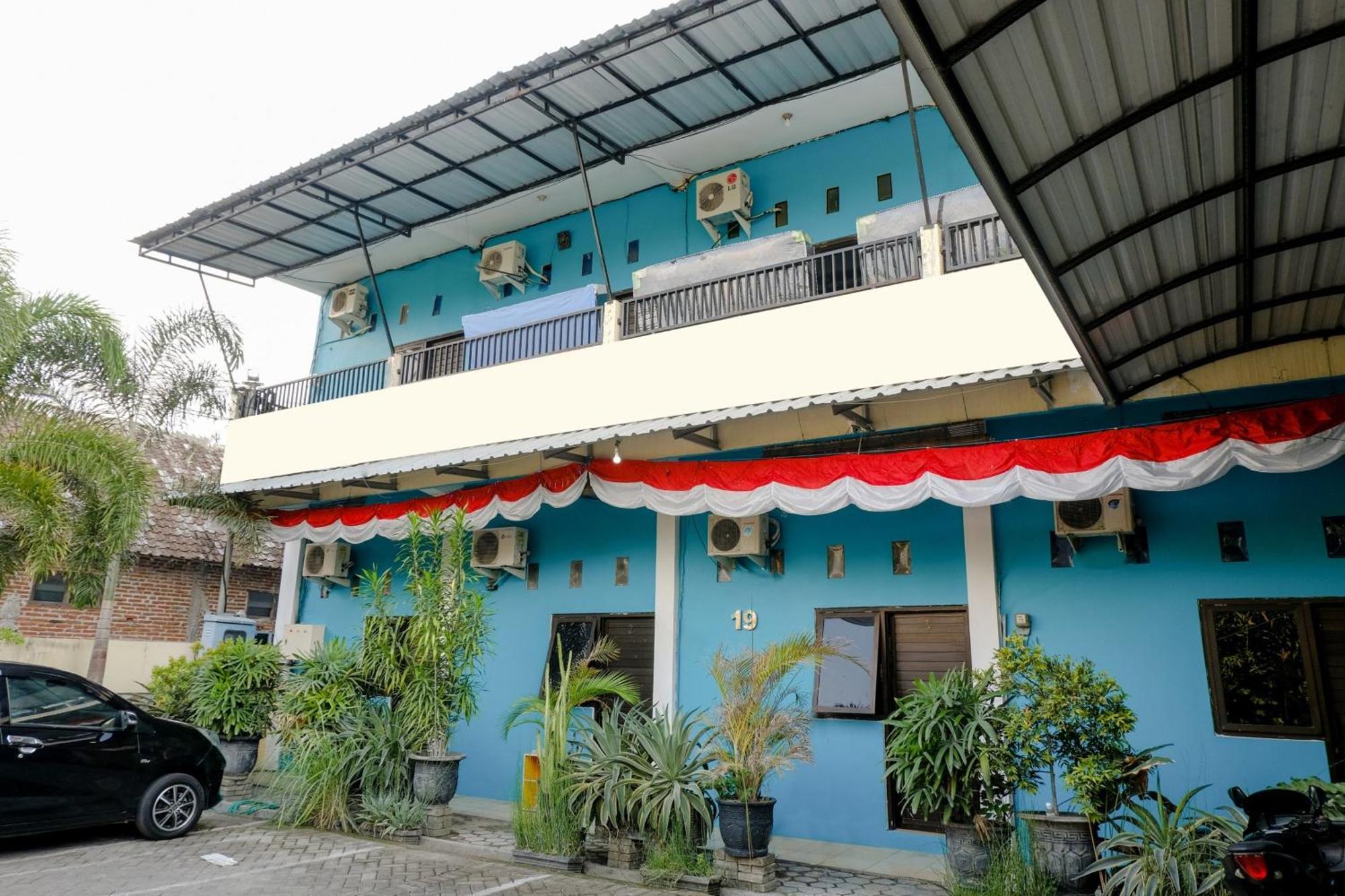 Vaccinated Staff -OYO 1784 Hj Aniek Residence Madiun Exterior foto